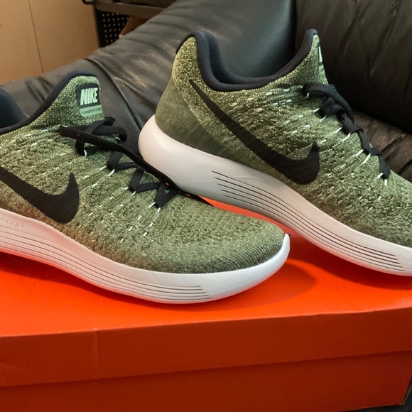 Nike Khaki Flyknit 2 trainers - Picture 2 of 5